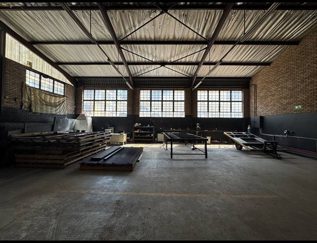 272M² WAREHOUSE TO LET IN INDUSTRIA NORTH